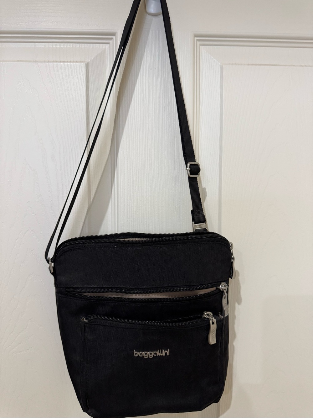 Baggallini Black Compact Crossbody Messenger Bag